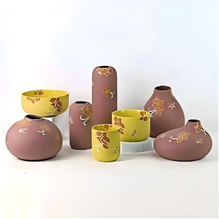 Pernahkah Anda merasakan pesona unik dari perpaduan keramik dan alam?