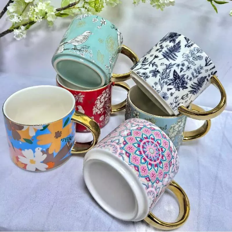 Mug keramik dengan pegangan emas terselektroplated